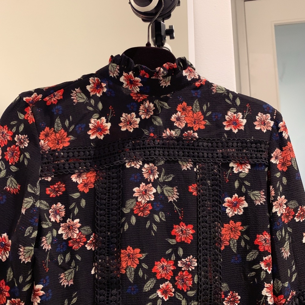 Floral dress with details and sleeves